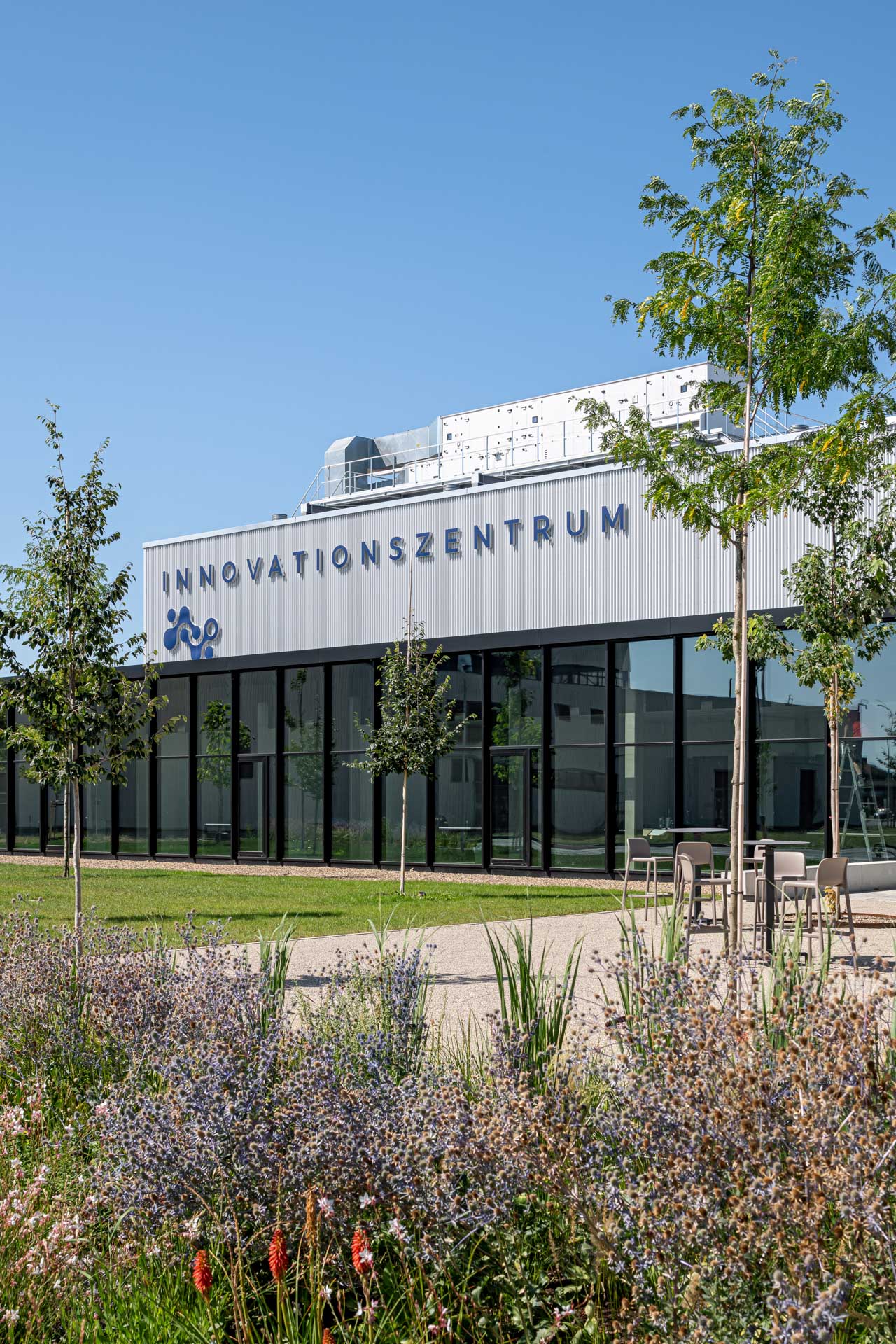 Innovationszentrum des Cleantech Innovation Parks in Hallstadt Freianlagen by Nickel und Wachter Architekten