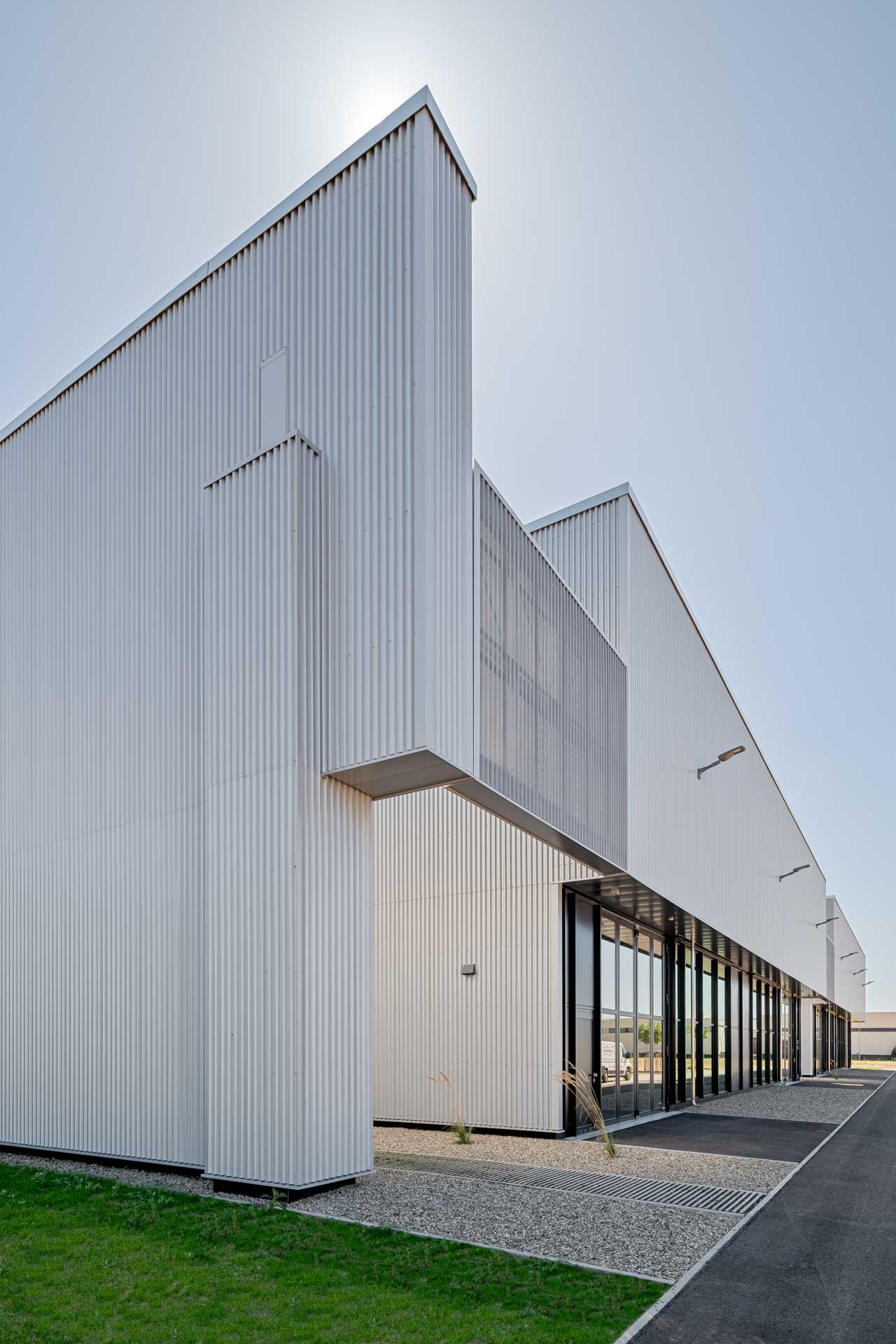 Innovationszentrum des Cleantech Innovation Parks in Hallstadt Werkhallen außen by Nickel und Wachter Architekten