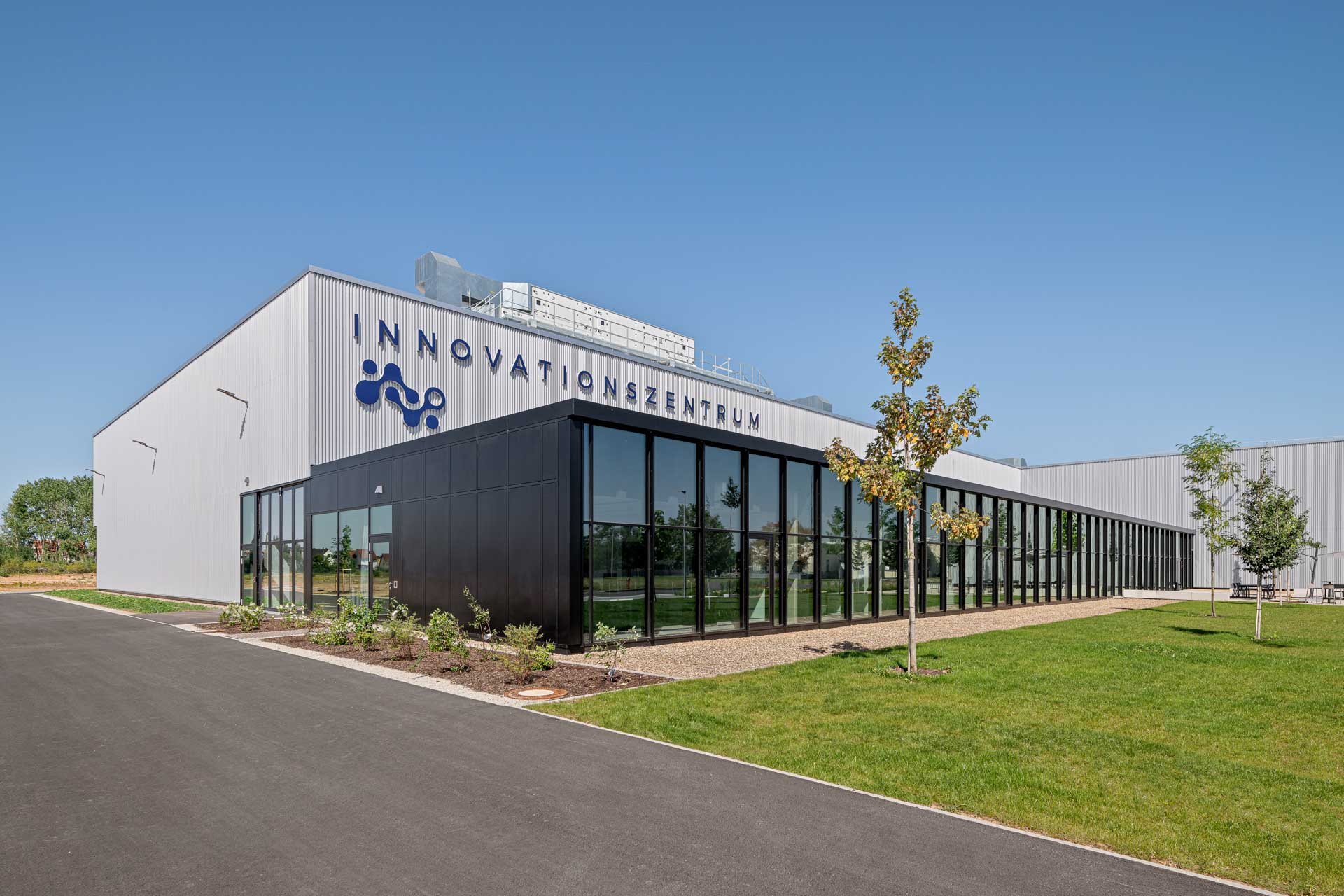 Innovationszentrum des Cleantech Innovation Parks in Hallstadt außen gesamt by Nickel und Wachter Architekten