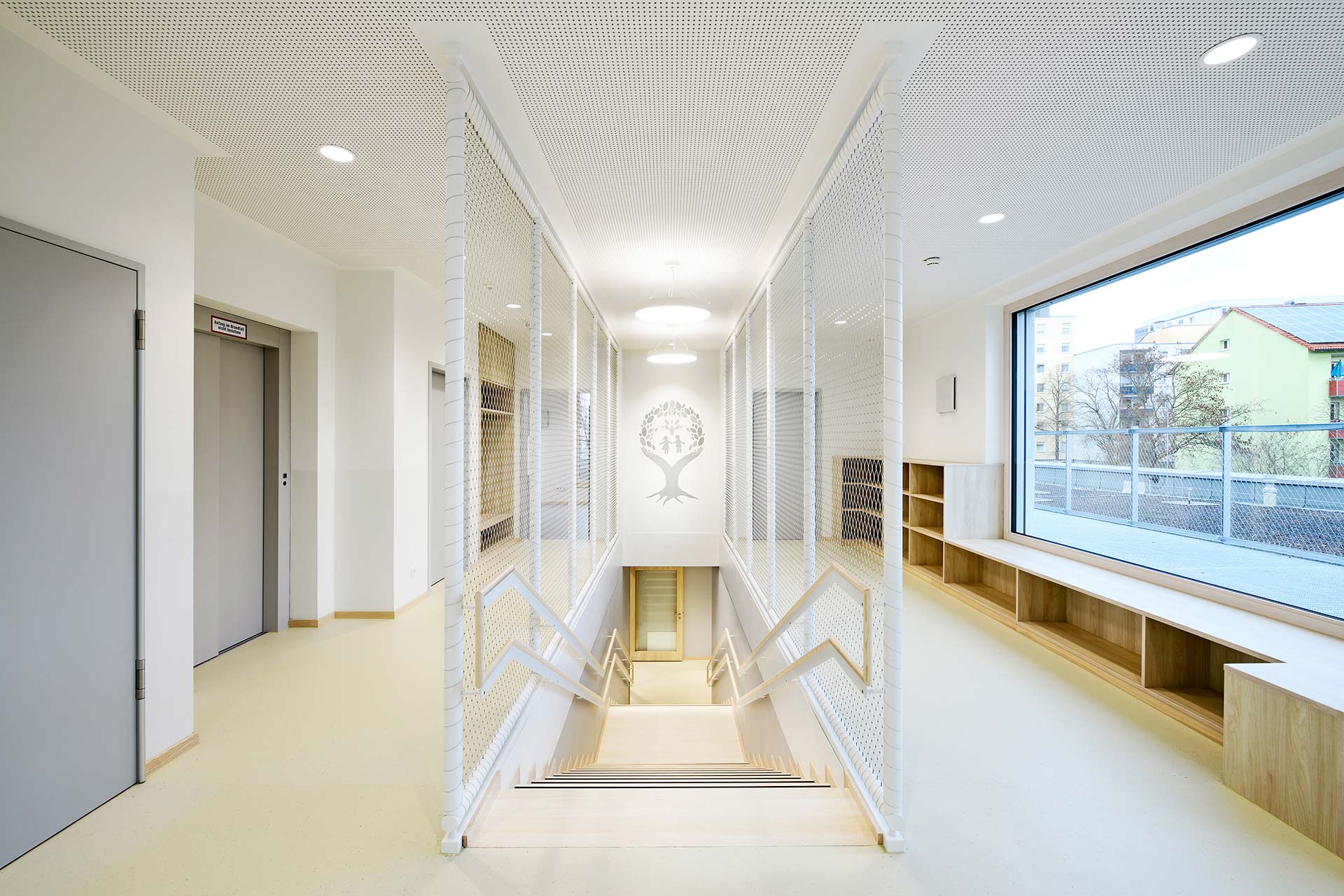 KiTa-StAnna-OG-Treppe-Nickel-und-Wachter-Architekten Nickel und Wachter Architekten - KiTa St. Anna in Bamberg - Treppenansicht