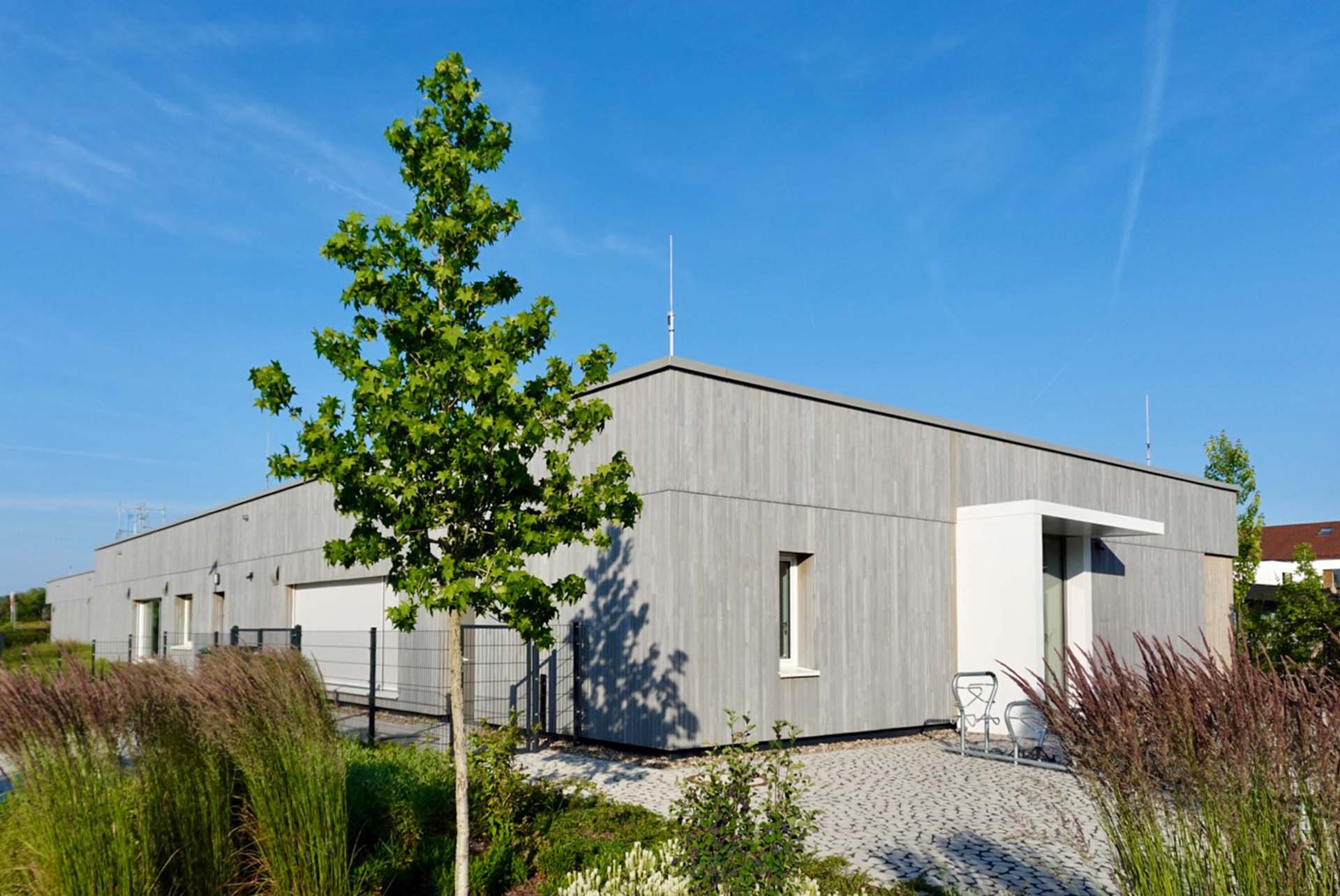 Holzverkleidung in der Seitenansicht des Kinderhauses St. Anna in Pettstadt