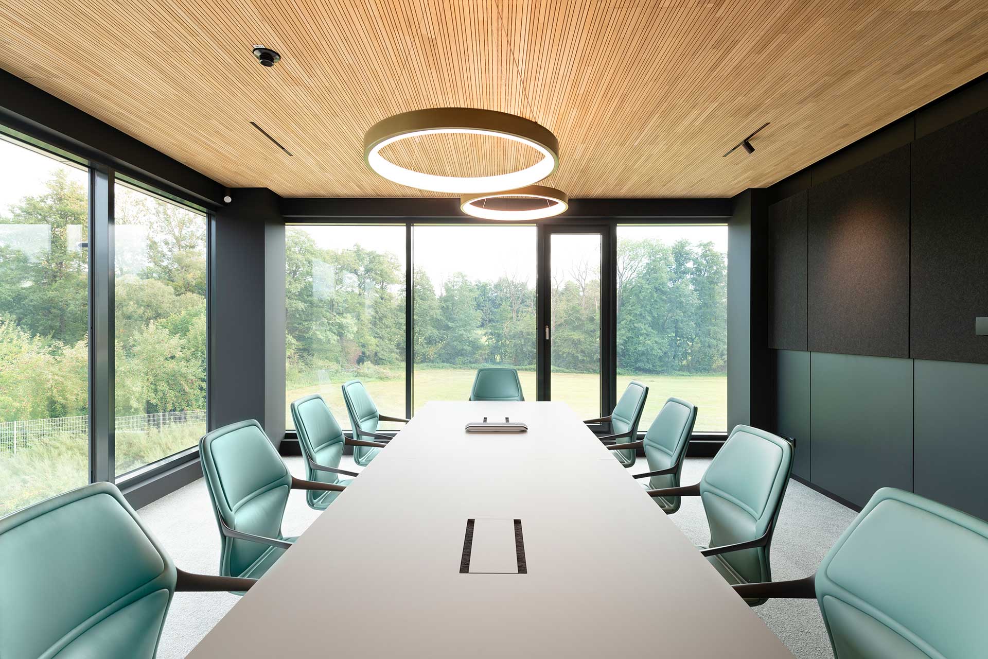 Innenausbau Bruchmann Besprechungsraum by Nickel und Wachter Architekten.jpg