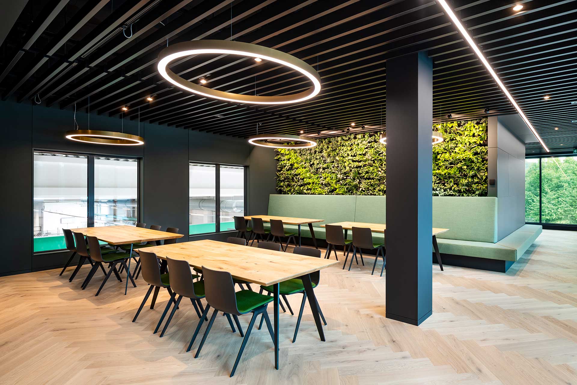 Innenausbau Bruchmann Kantine mit Greenwall by Nickel und Wachter Architekten