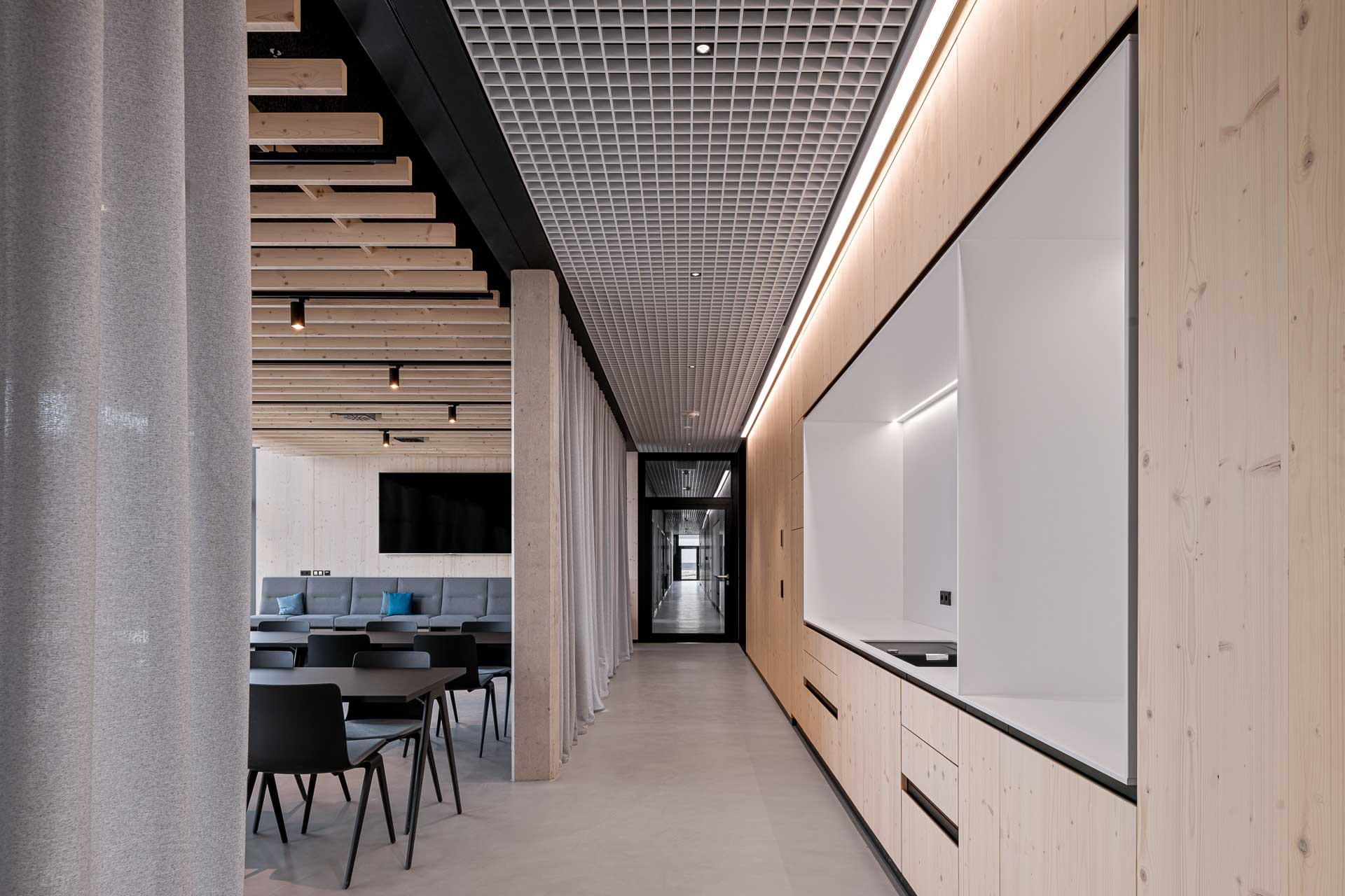 Flur mit Teeküche Innovationszentrum des Cleantech Innovation Parks in Hallstadt – Nickel und Wachter Architekten Bamberg und Viereth