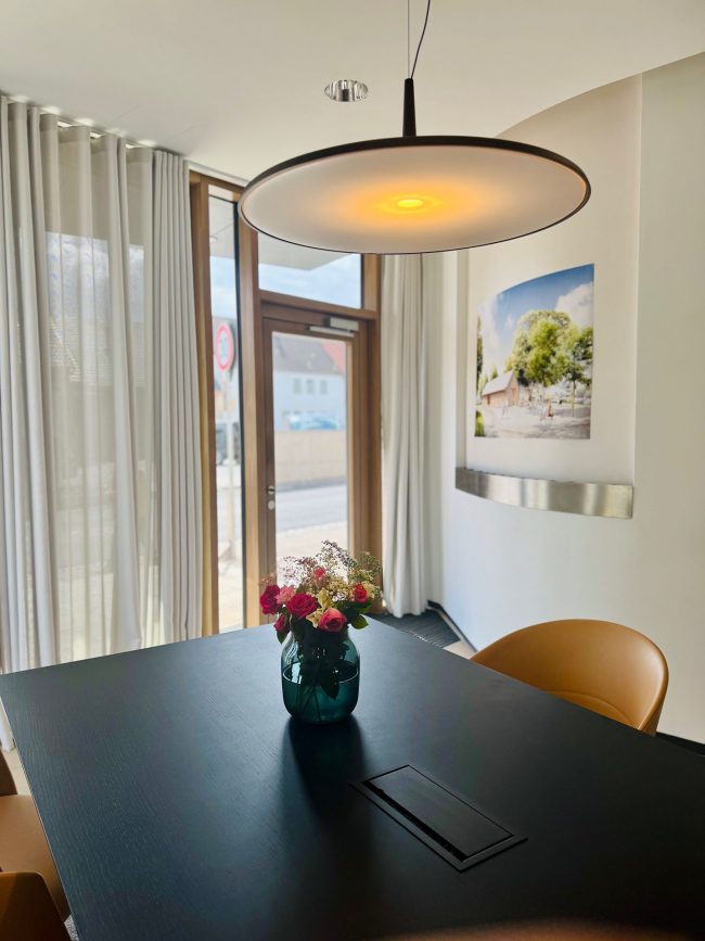 Besprechungstisch im Büro von Nickel und Wachter am Standort Viereth