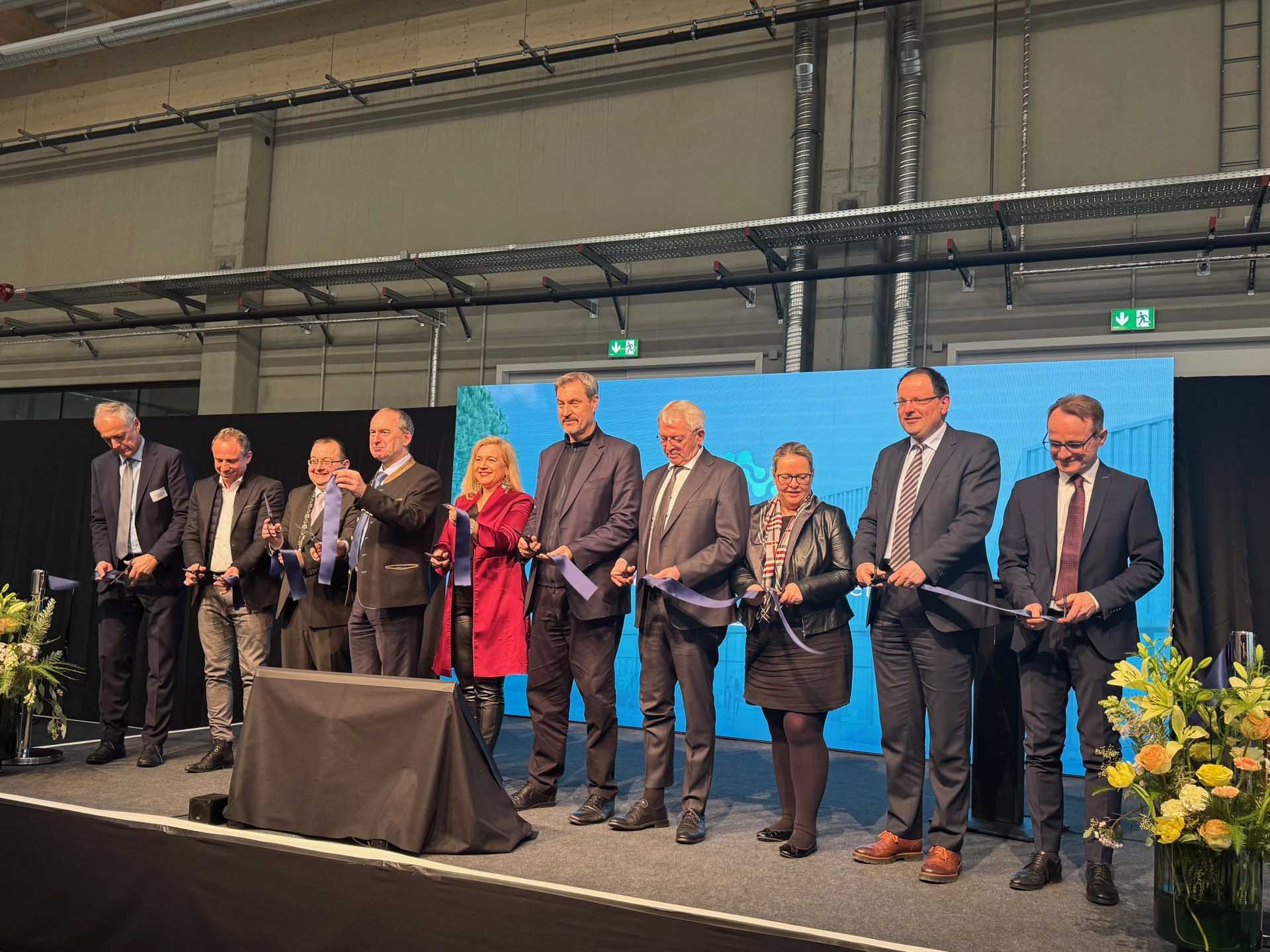 Politische Gäste bei der Eröffnung des Innovationszentrums