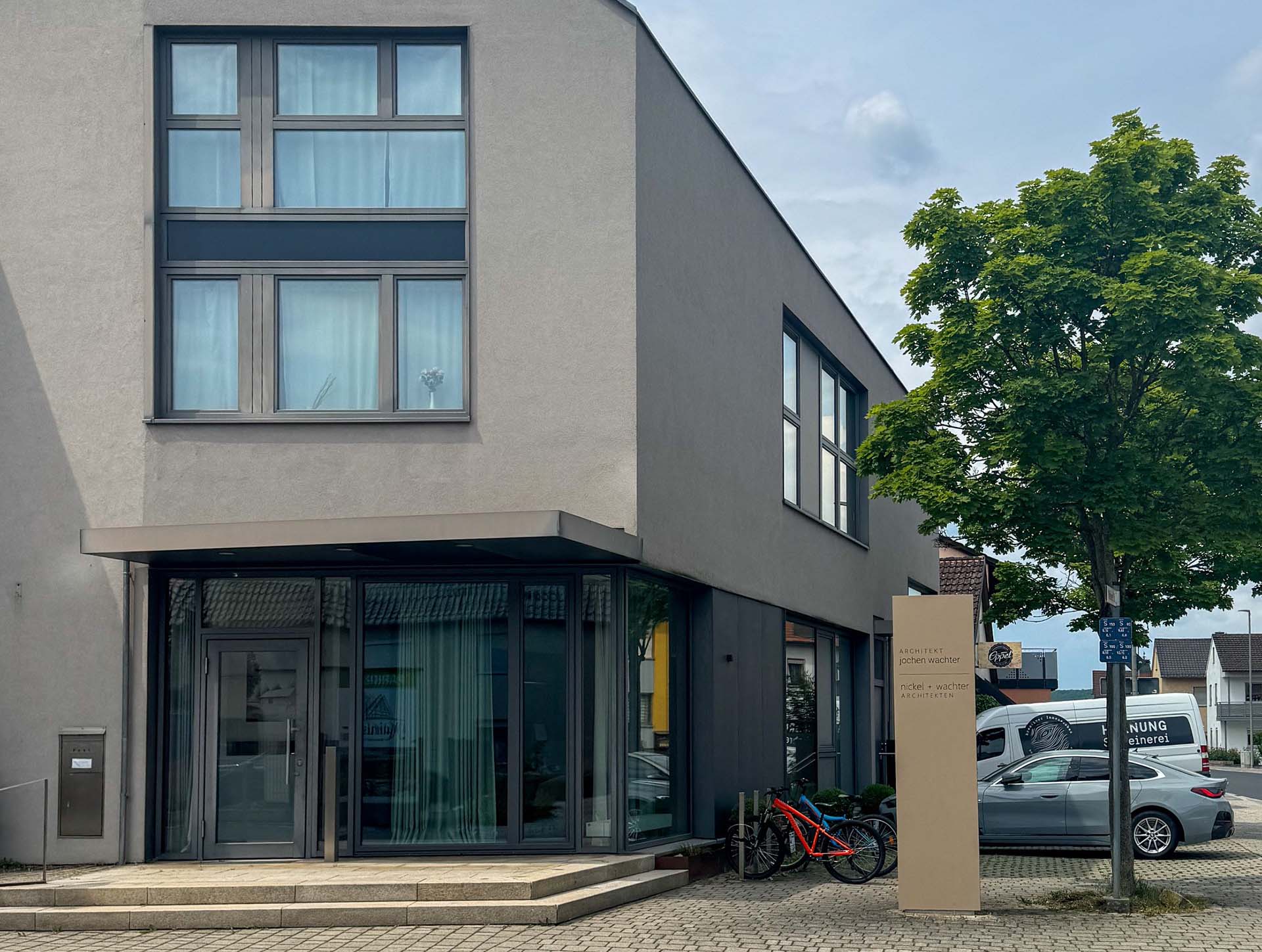 Außenansicht des Firmengebäudes von Nickel und Wachter am Standort Viereth